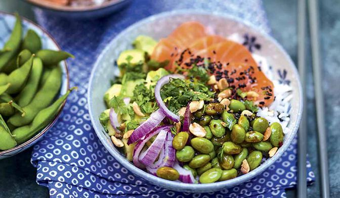 Poke bowl au saumon mariné, edamame, avocat et oignon rouge