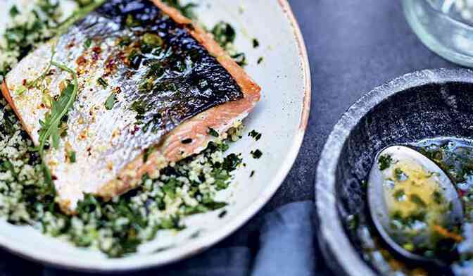 Saumon grillé semoule aux herbes et gremolata aux agrumes