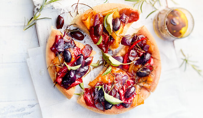 Focaccia aux poivrons, oignons rouges et olives