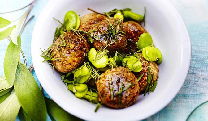 Boulettes de sarrasin aux herbes, fèves au beurre de sauge