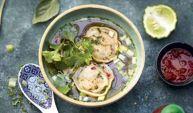 Soupe chinoise et ses bouchées vapeur au poulet