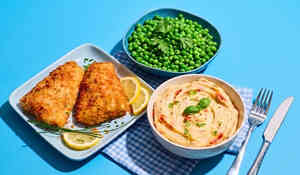 Filets de cabillaud pan&eacute;s, pur&eacute;e de pomme de terre et petits pois