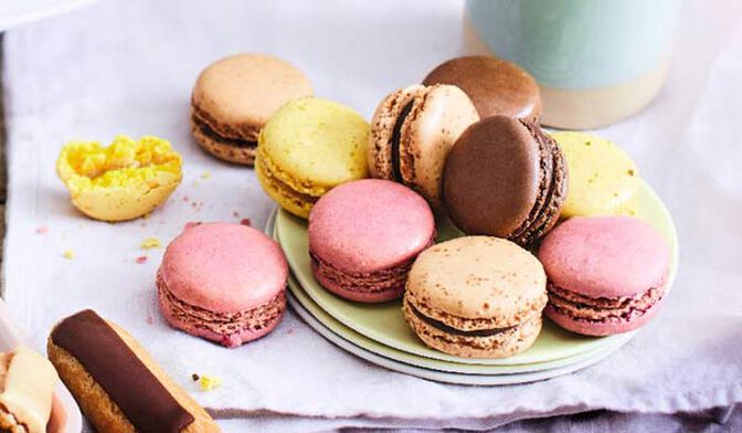 12 macarons