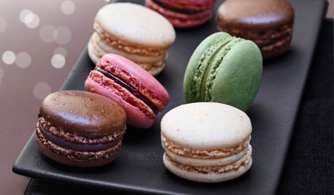16 macarons