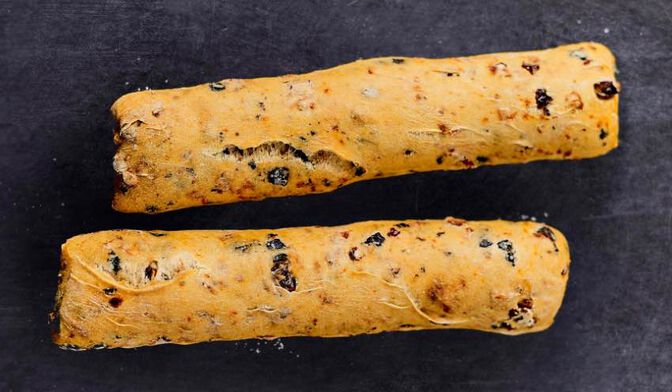 2 petits pains olive noire et tomate