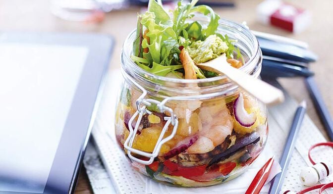 Salad jar de crevettes marinées et légumes grillés
