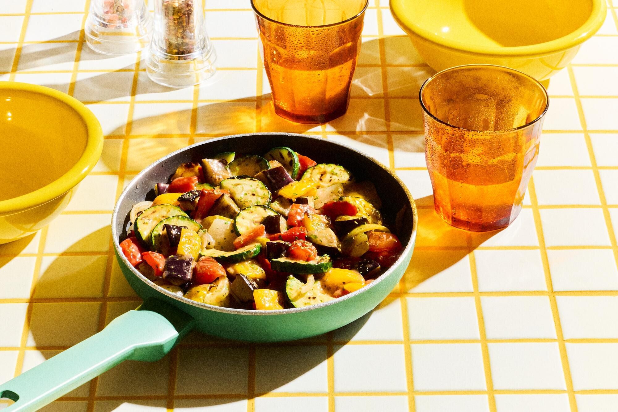 Poêlée de légumes grillés courgette, aubergine — vue 3