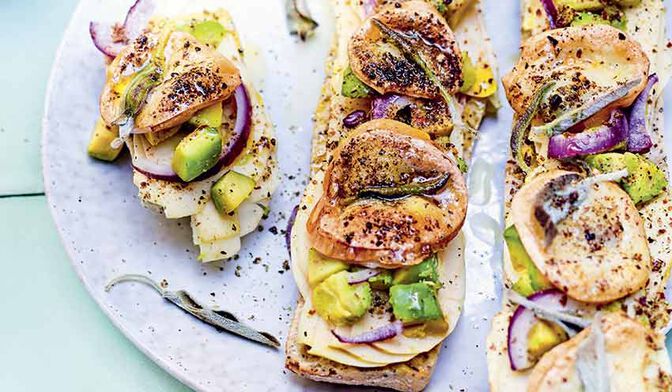 Tartine veggie à la pomme, scarmoza et avocat