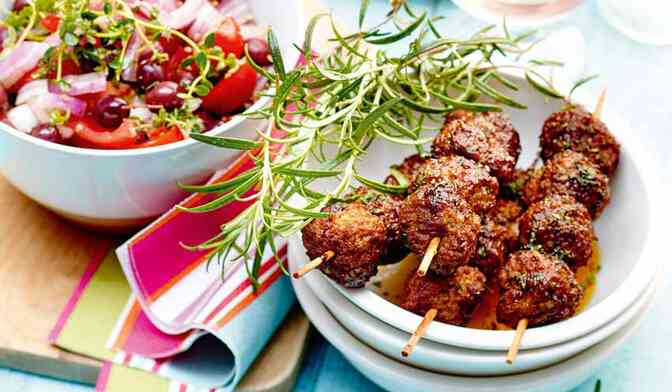 Brochettes de kefta à la menthe et salade de tomates aux oignons rouges