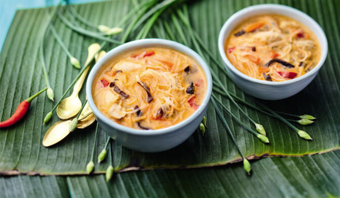 Soupe chinoise de vermicelles au poulet et champignons noirs