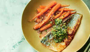 Filet de bar, sauce chimichurri et carottes glacées