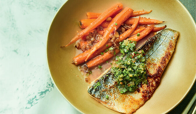 Filet de bar, sauce chimichurri et carottes glacées