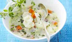 Potage de légumes à la crème aux petits lardons