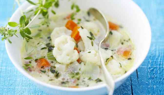 Potage de légumes à la crème aux petits lardons