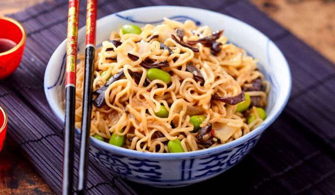 Wok de légumes avec des sachets de nouilles chinoise instantanées