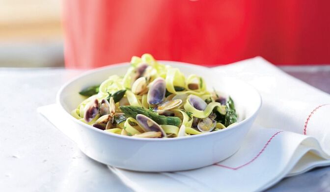 Tagliatelles aux pointes d'asperges et aux tellines