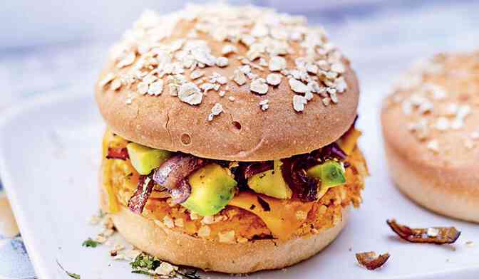 Burger de patate douce, avocat et sauce tahini