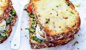 Croque-monsieur au chèvre, pesto et épinard