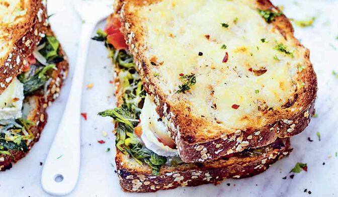 Croque-monsieur au chèvre, pesto et épinard