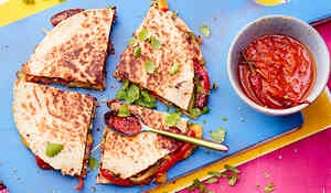 Quesadillas végétariennes, salsa roja