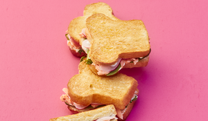Croque-brioches truite, épinard, raids roses