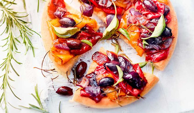 Focaccia aux poivrons, oignons rouges et olives