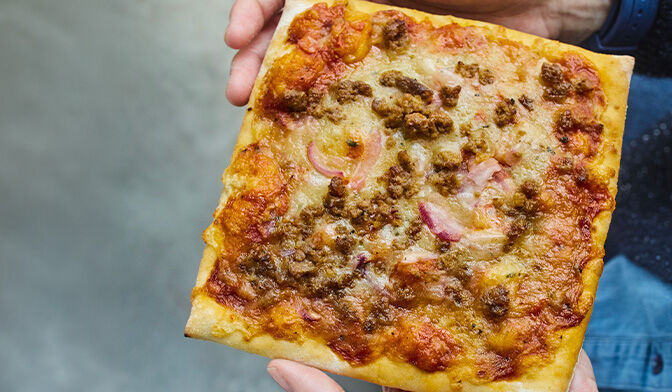 Pizza boeuf sauce tomate épicée — vue 3