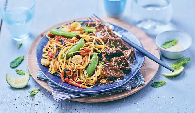 Boeuf mariné, nouilles et légumes sautés, sauce soja sésame