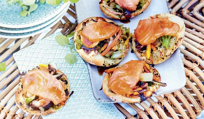 Petites pizzas aux légumes asiatiques et saumon