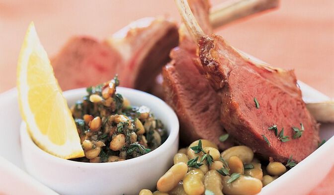 Carré d'agneau rôti, salsa verde et flageolets verts