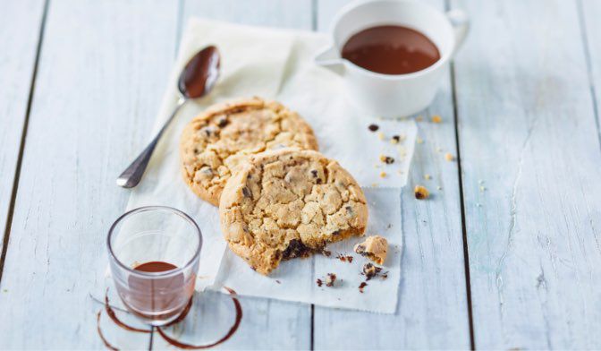 2 cookies moelleux aux pépites de chocolat