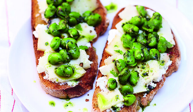 Bruschetta aux fèves, pesto de basilic et Pecorino Pepato par Alba Pezone