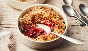 Crumble aux fruits rouges et noisettes