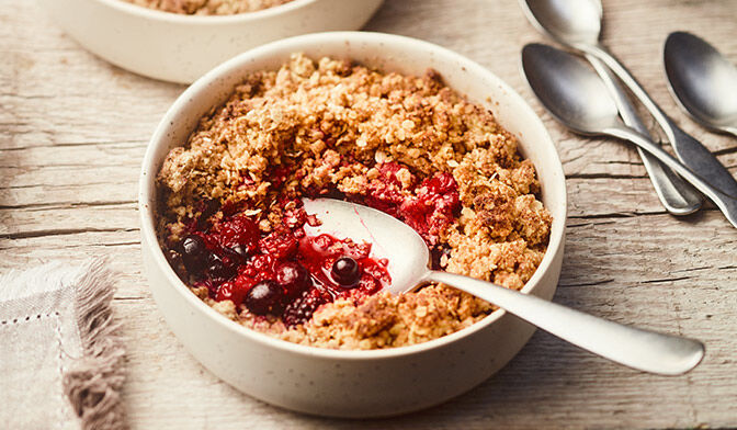 Crumble aux fruits rouges et noisettes