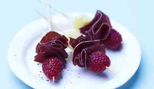 Petites brochettes de framboises, gruyère et viande de grisons