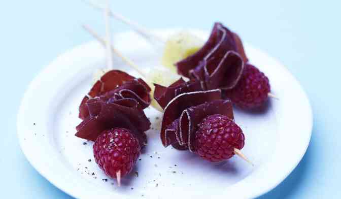 Petites brochettes de framboises, gruyère et viande de grisons