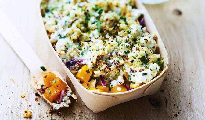 Gratin de courge butternut, céréales, sauce au fromage frais aux herbes