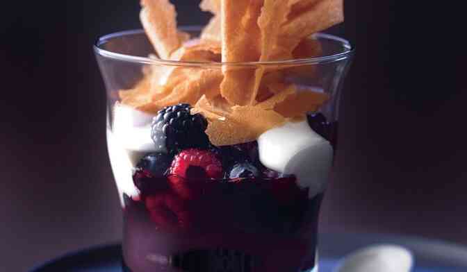 Verrines de fruits rouges au vin à la cannelle