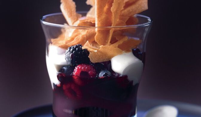 Verrines de fruits rouges au vin à la cannelle