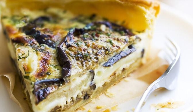 Tarte feuilletée aux aubergines grillées et cabécous