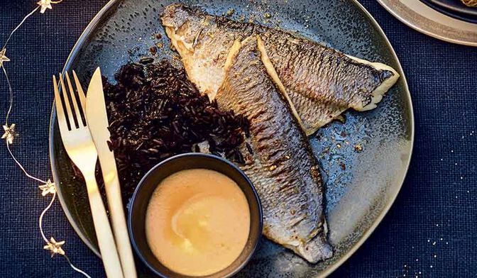 Daurade fumée, sauce crémeuse à la patate douce et riz noir vénéré