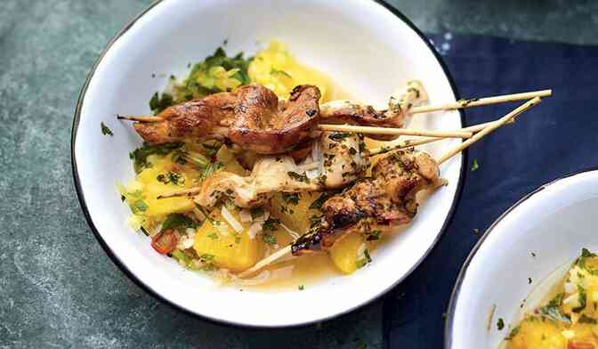 Brochettes de poulet à la thaï Salade d’ananas à la citronnelle