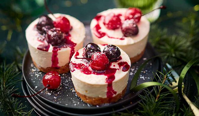 Tartes croustillantes façon cheesecake coco, compotée griottes-cannelle