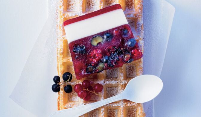 Marbré de fruits rouges et lait d'amandes en gelée