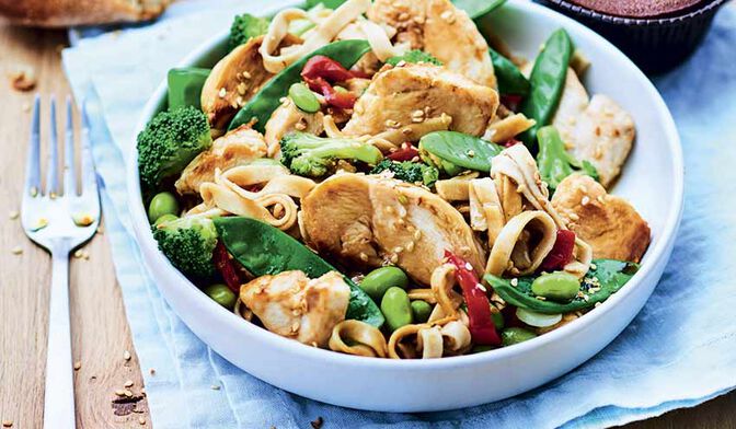 Emincés de poulet, tagliatelles complètes et légumes façon wok