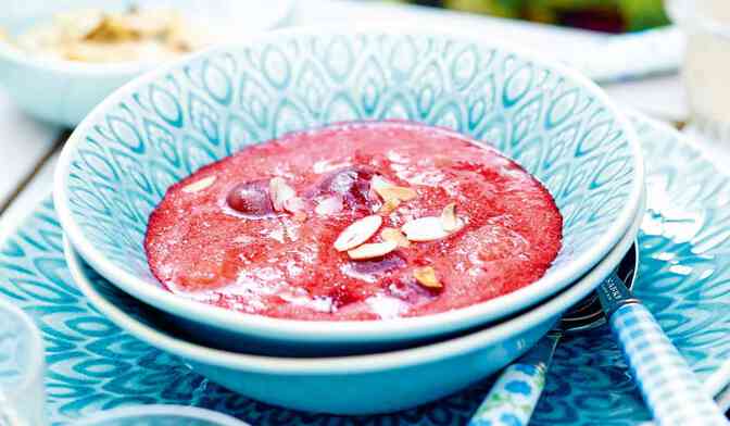 Soupe de rhubarbe et griottes aux amandes