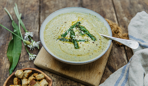 Velouté glacé d'asperges et courgettes au yaourt et au citron