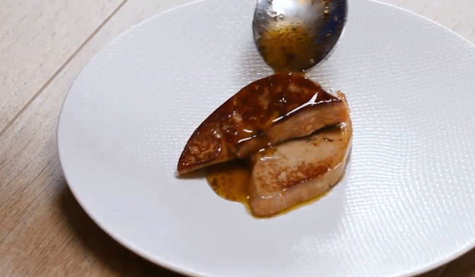 Escalope de foie gras poêlée, armagnac flambé