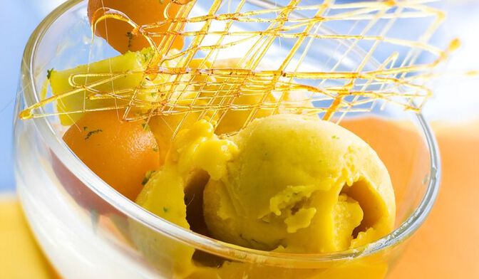 Sorbet minute à la mangue, brochette de fruits et tuile au caramel
