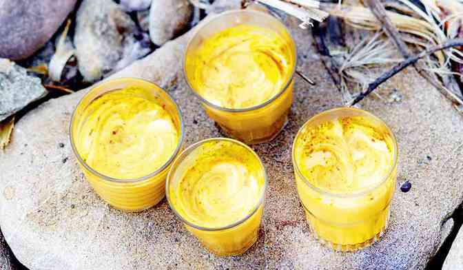 Lassi glacé à la mangue et au safran